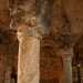 La cripta  divisa in tre navate, delimitate da colonne di colore chiaro ricavate dalla roccia, tutte terminanti con preziosi capitelli uno diverso dallaltro, adornati con motivi floreali e figure antropomorfe